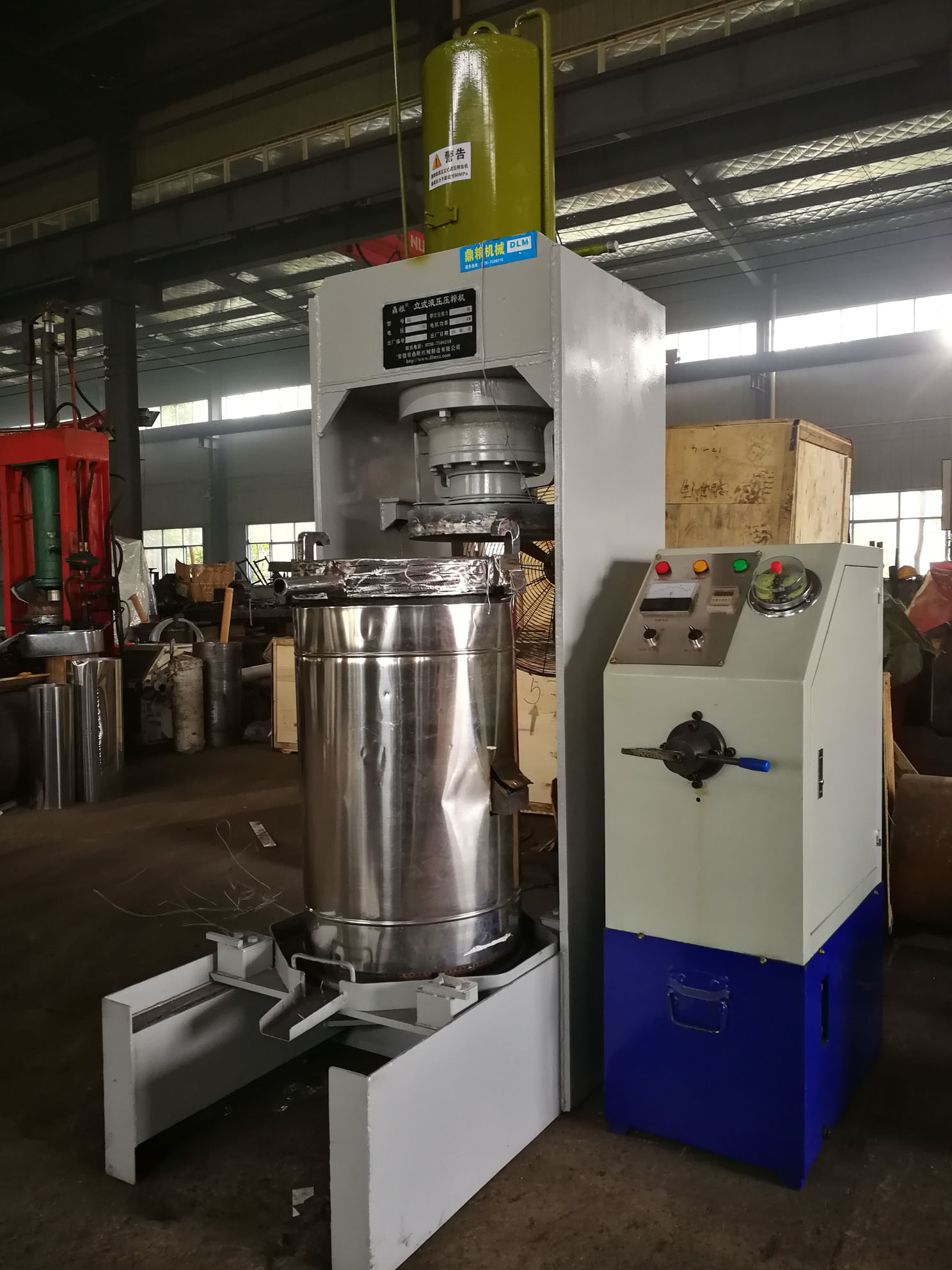 不銹鋼超高壓立式液壓壓榨機(jī)，果汁壓榨機(jī)，果渣壓榨機(jī)，藥材壓榨，油渣處理，白土壓榨